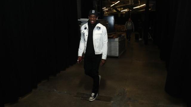 牵制力！英格拉姆借掩护击地妙传 珀尔特尔顺下轻松上篮！（制造威胁！英格拉姆绕掩护击地妙助，珀尔特尔顺下轻取两分！）